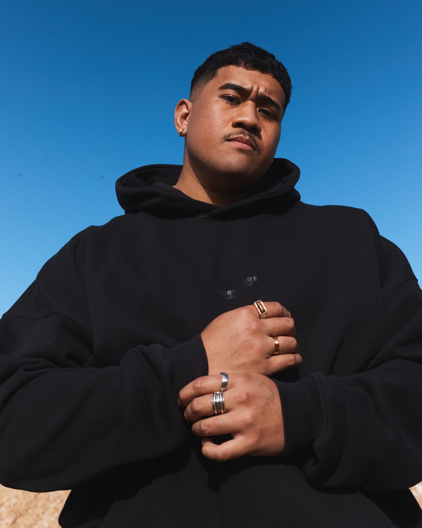 Worldwide Hoodie. All black. All attitude.

#johnnybigg #transeasonal25 #mensfits #bigandtall #monochromestyle #fyp