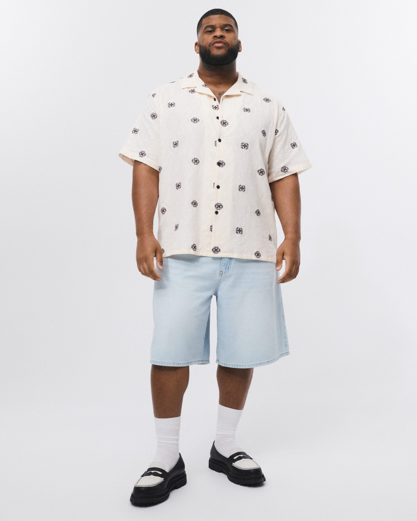 When the forecast says chill.
Relaxed fit shirt, easy denim shorts — weekend uniform sorted.

#bigandtall #menswear #style #fashion #spring25