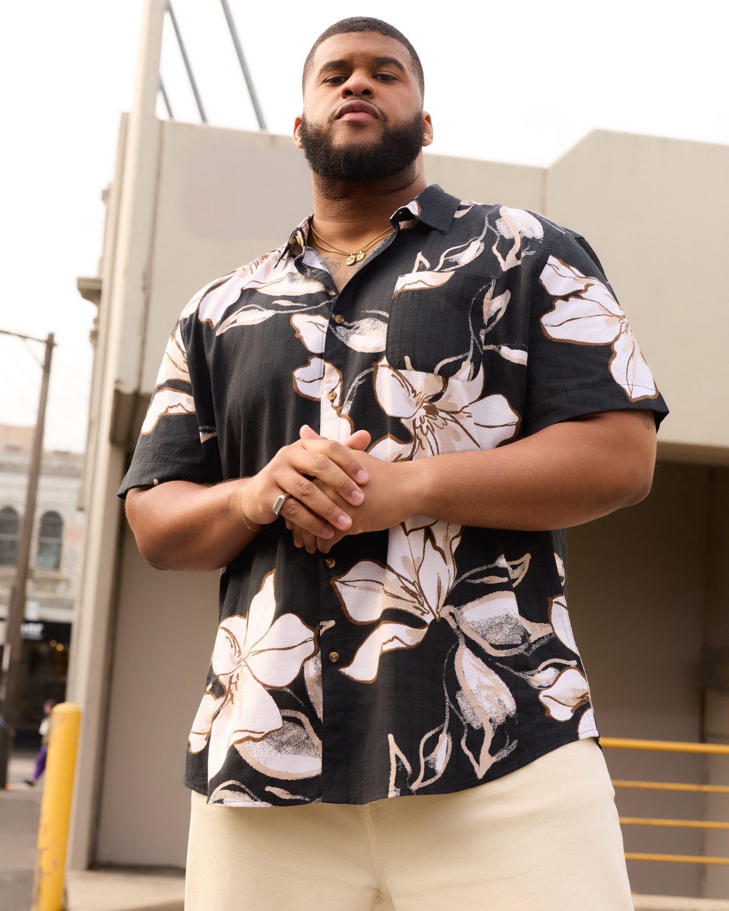 Not just for holidays.
This floral shirt pulls its weight at every weekend hang.

#bigandtall #johnnybigg #menswear #fashion #style #spring25