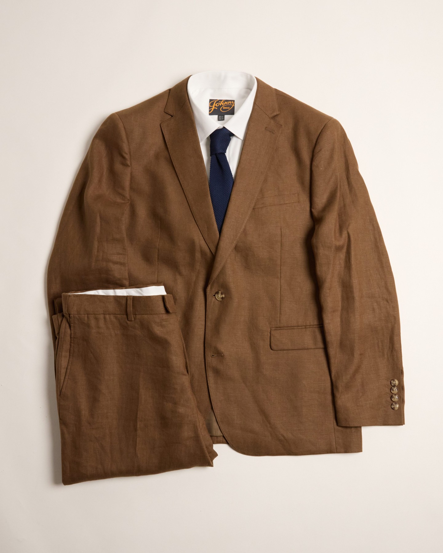 The Matteo Linen Suit.
Lightweight, breathable, and built for workdays, weddings, and everything in between.

#bigandtall #johnnybigg #menswear #style #fashion #spring25