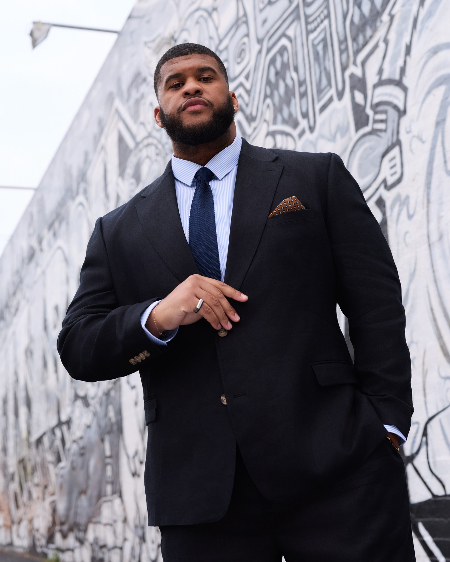 Matteo Linen Suit in Navy. Tailored for impact. Our suiting range is built for comfort, style for every occasion.
#bigandtall #johnnybigg #menswear #style #fashion #suiting