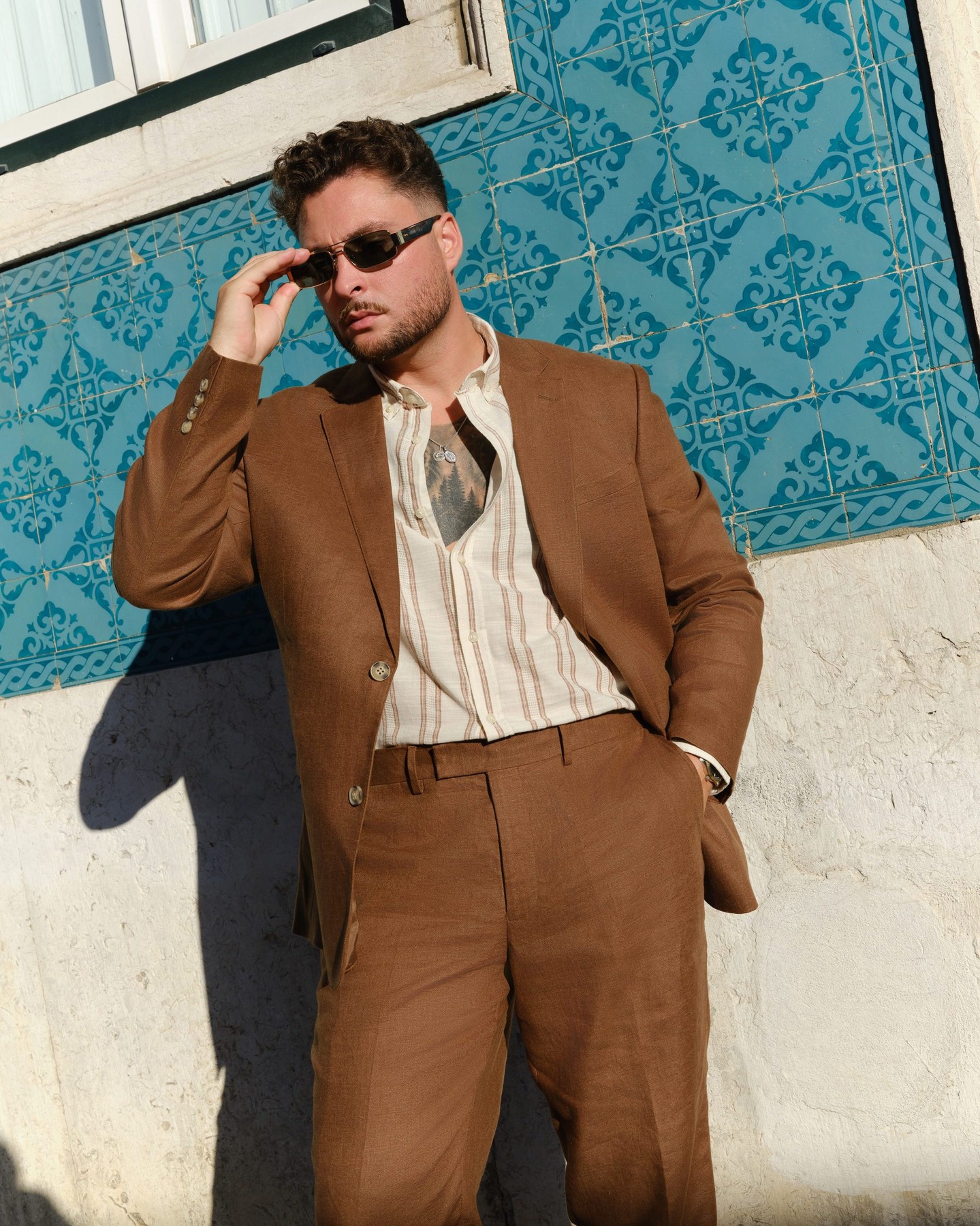 Summer’s sharpest move: our Matteo Linen Suit in Bronze.
#johnnybigg #menswear #summerstyle #tailoring #relaxedfit #suitstyle #linensuit