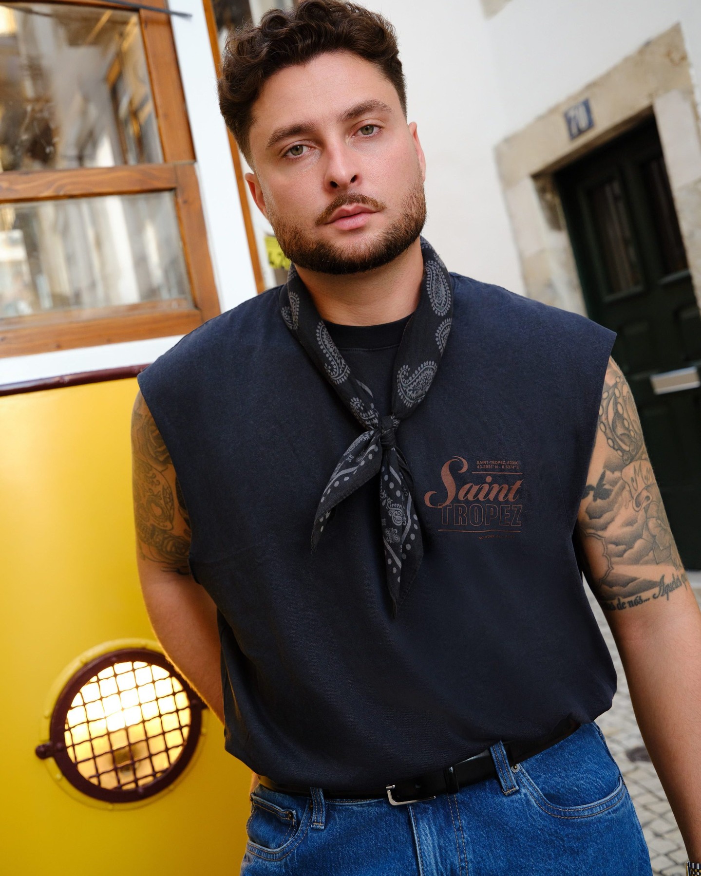 A muscle tee that actually fits right... relaxed, flattering, and built for broader frames.

#johnnybigg #bigandtall #menswear #fashion #mensstyle #styleinspo #mensfashion #outfit