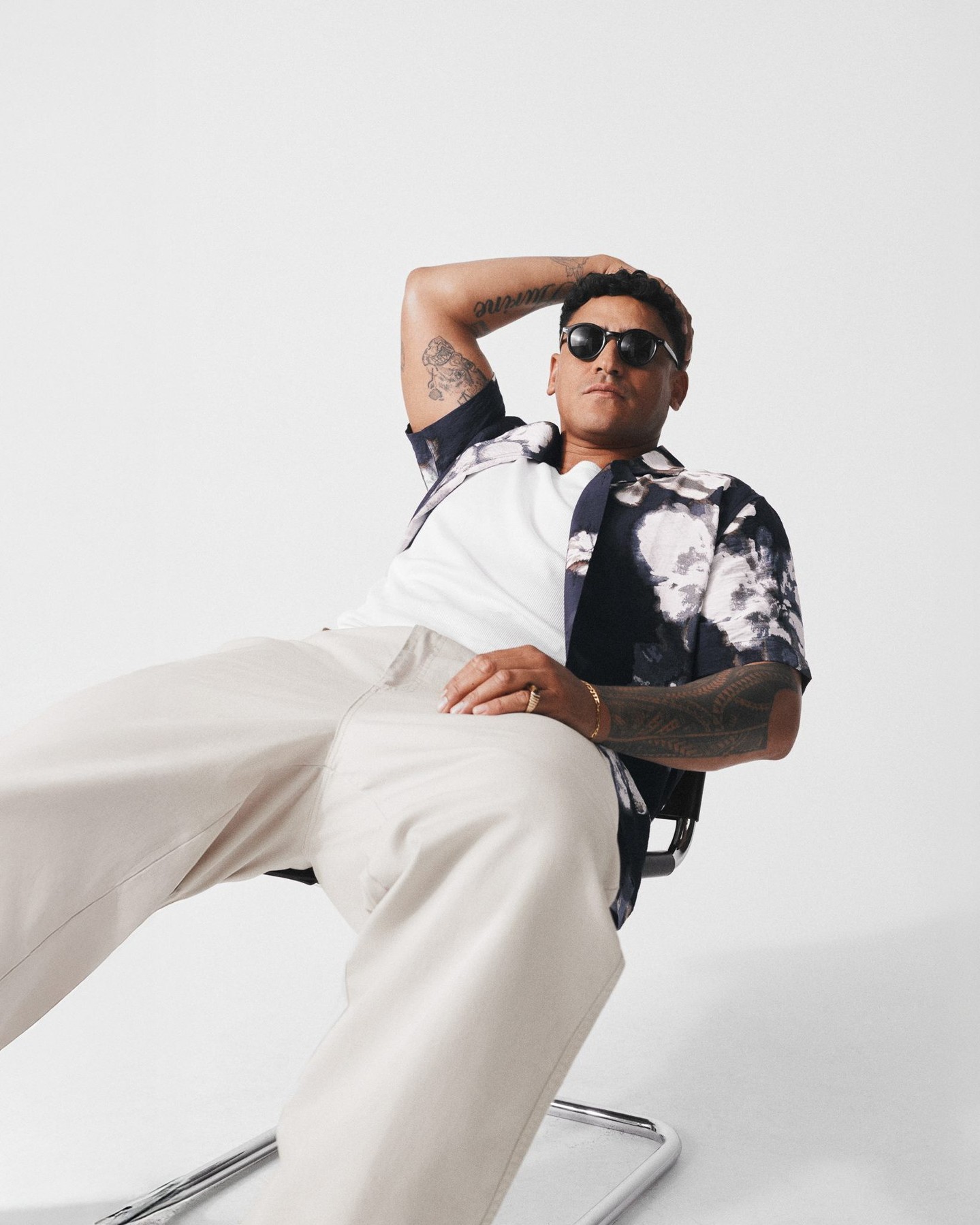 Keep it easy in the Rocco Relaxed Shirt. Designed with a Cuban collar, dropped shoulders and a relaxed fit through the body, this short sleeve shirt is all about comfort without losing impact.

The soft ecovero viscose blend keeps things breathable, while the bold floral print does the talking. Wear it loose with shorts or dial it up with denim for off-duty days done right.

#johnnybigg #menswear #bigandtall #relaxedfit #shortsleeveshirt